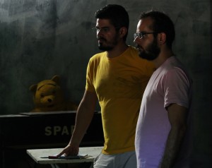 Os primos Guto Parente e Pedro Diógenes no set do filme Inferninho (Foto:Divulgação)