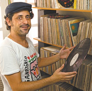 Alan Morais com alguns discos que fazem parte de sua coleção (foto: Bruno Gomes)