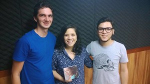 Lídia Maria nos estúdios da Rádio Universitária FM