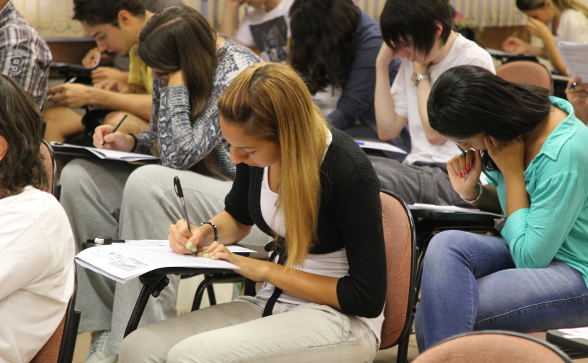 Candidatos prestam prova da Fuvest. Foto: Marcos Santos/USP Imagens