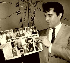 Elvis Presley mostra revista com fotos dos Beatles