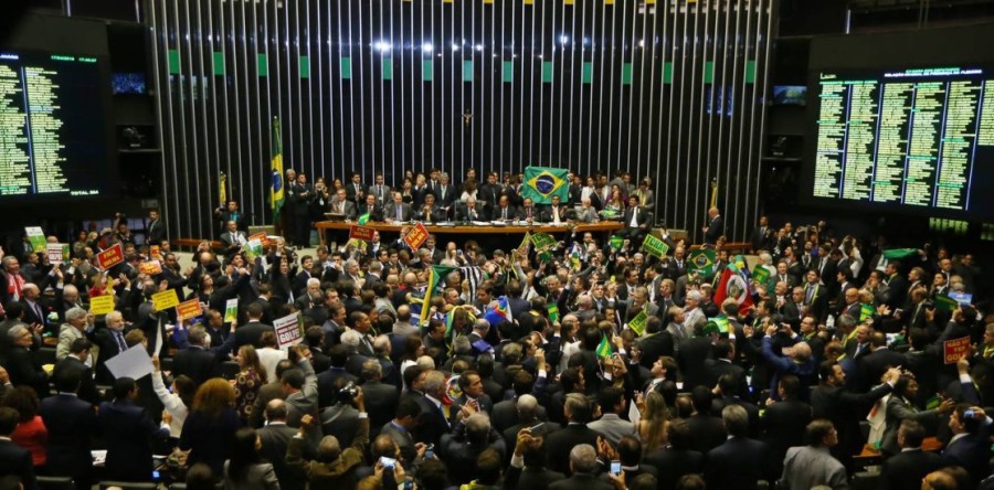 Rádio Debate discute a conjuntura política brasileira após a aprovação do Impeachment