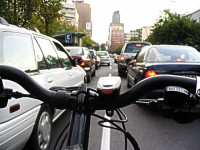 ciclista-urbano-dividindo-espac3a7o-com-carros