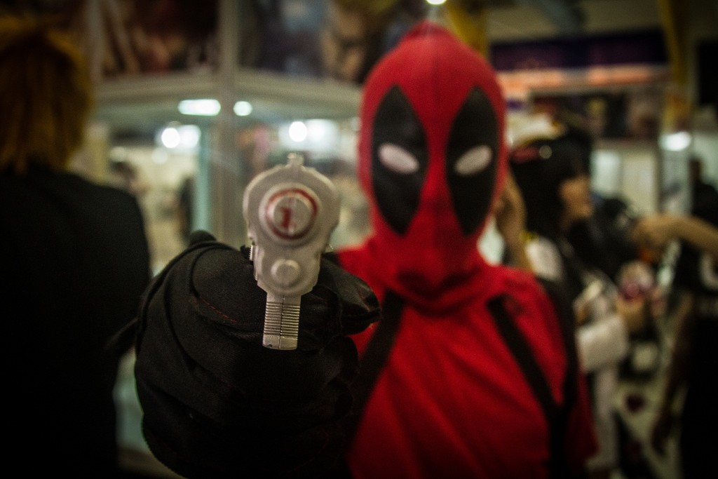 Orlando Neto, de 13 anos, escolheu o personagem Deadpool como fantasia. Segundo ele, o carisma e sarcasmo do anti-herói o tornam único. (Foto: Filipe Pereira)