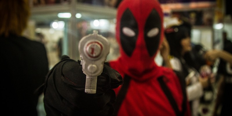 Orlando Neto, de 13 anos, escolheu o personagem Deadpool como fantasia. Segundo ele, o carisma e sarcasmo do anti-herói o tornam único. (Foto: Filipe Pereira)