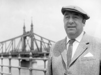 MD-01 Madrid.- Pablo Neruda creó algunos de los versos que más se han oído y recitado a lo largo del siglo XX y XXI. Pero, además de ser el poeta del amor y del compromiso, tuvo una gran producción literaria que ha quedado reunida en un volumen titulado "Nerudiana dispersa II", sobre el que cuyo editor, Hernán Loyola, habló con EFE en una entrevista. En la foto de archivo (Mayo, 1956) Neruda en Budapest, con el puente de la libertad sobre el Danubio al fondo. EFE/MTI1W