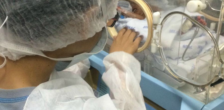 Irmãos visitam bebês na Maternidade-Escola da UFC