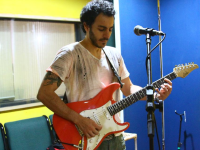 Artur_Menezes_no_est_dio_com_guitarra_