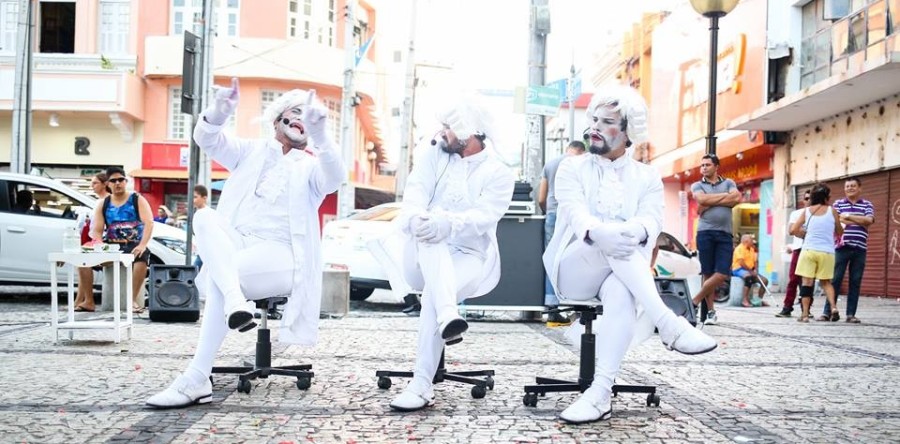 Curso de Teatro da UFC apresenta espetáculo de rua com artistas locais