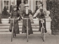As americanas e as francesas foram as pioneiras no uso da bicicleta no século XIX. (Foto: reprodução/internet)