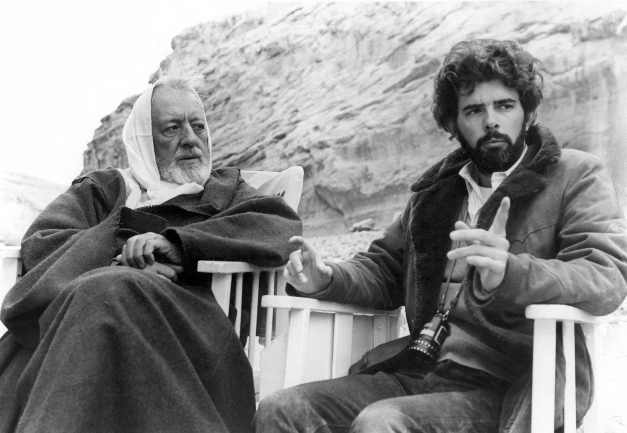 O ator Alec Guinness e George Lucas nas gravações de Star Wars - Uma Nova Esperança (Foto: Reprodução/Internet)