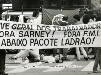 Trabalhadores e estudantes realizam ato em São Paulo durante greve de 1989 (Foto: Reprodução/Internet)