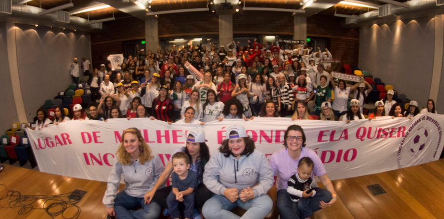 Revista da Educação aborda feminismo nos estádios