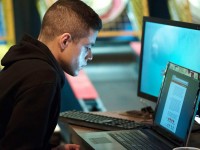 Na série Mr. Robot, Elliot é um jovem programador que trabalha como engenheiro de segurança virtual durante o dia, e como hacker vigilante durante a noite. 
(Foto: USA Network/Virginia Sherwood)