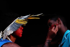 Talvane Tremembé pintando durante a XXII assembléia dos povos indígenas na aldeia lagoinhas dos potiguara (Novo Oriente/CE, 2017)