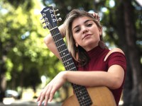 Aos 19 anos de idade, Camila Marieta organiza todos os preparativos para o lançamento de seu segundo álbum autoral (Foto:Jr Panela)