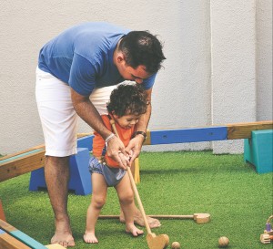 Fernando, filho de Camila, vestindo Seu Menino (Foto: Reprodução/Facebook)