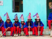 O Reisado de Caretas de Potengi é um dos mais antigos reisados do Ceará, um dos poucos que preserva o estilo com máscaras de madeira, decoradas com couro de bode. (Foto: Reprodução/Internet)