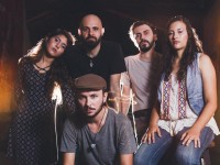 Desde janeiro de 2017, Emerson se apresenta junto à banda Jardim dos Acordes. Na foto (em sentido horário): Ayla Lemos (Bateria), Bee Mesquita (Guitarra), Alan Sales (Baixo), Samara Sampaio (Violino) e Emerson Bastos (Foto: Ricardo Guilherme)