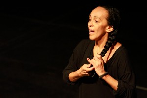 A artista Graça Martins durante apresentação do espetáculo Graça (Foto: Renato Mangolin)