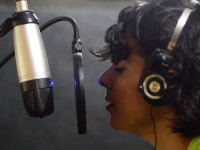 Há três anos, Sara Lizz resolveu deixar o cover de lado e focar na música autoral (Foto: Reprodução/Youtube)
