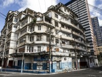 Atualmente o edifício São Pedro está no centro das discussões sobre preservação histórica de Fortaleza. Enquanto uns visam o tombamento, outros buscam sua demolição (Foto: Daniel Aragão)