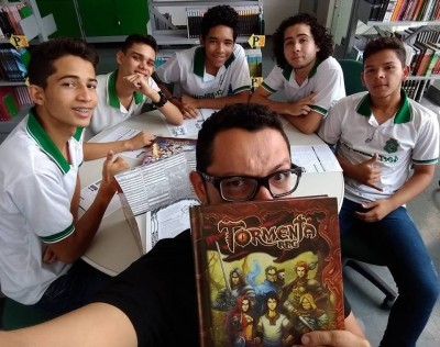 O professor de História Dmitri Gadelha utiliza o RPG como ferramenta de ensino na Escola Estadual de Educação Profissional Francisco Paiva Tavares (Foto: Reprodução/Facebook)
