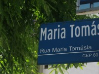 Apenas cerca de 20% dos logradouros que homenageiam pessoas possuem nomes femininos. Na imagem, sinalização da Rua Maria Tomásia em Fortaleza (Foto: Pedro Vinícius/Coletivo)