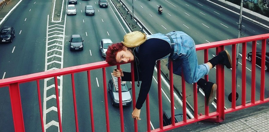 O talento e a arte escrachada de Getúlio Abelha