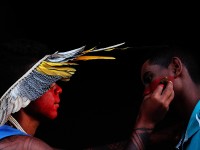 Talvane Tremembé pintando durante a XXII assembléia dos povos indígenas na aldeia lagoinhas dos potiguara, em Novo Oriente/CE, 2017 (Foto: Iago Barreto Soares)