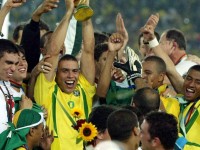 O artilheiro Ronaldo erguendo a taça do pentacampeonato da Seleção Brasileira de Futebol na Copa do Mundo da Coreia e do Japão, em 2002  (Foto: Kai Pfaffenbach/Reuters)