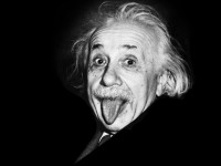 Albert Einstein foi o criador da Teoria da Relatividade e ganhador do Prêmio Nobel de Física de 1921. A clássica foto de Einstein mostrando a língua foi tirada em 1951, no dia do aniversário de 72 anos do cientista. A foto foi registrada por um fotógrafo da agência de notícias United Press International (Foto: Reprodução/Internet)