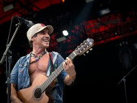 O músico Manu Chao é um dos destaques da programação de 10 anos do Cantos do Mundo (Foto: Reprodução/Internet)