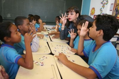 O ensino de Libras desde os primeiros estágios da educação é importante para a difusão e o respeito a essa comunicação (Foto: Reprodução/Internet)