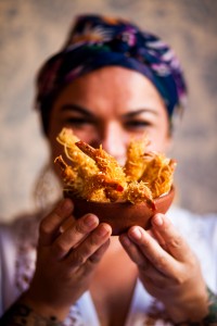 Hoje, dona do “Culinária da Van”, ela trabalha com ingredientes locais, como a macaxeira e o milho (Foto: Reprodução/Somos Vós)