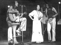 Ednardo, Teti e Rodger Rogério no lançamento do disco Pessoal do Ceará - Meu Corpo, Minha Embalagem, Todo Gasto na Viagem, no Teatro da TV Record, em 1973 (Foto: Reprodução/Internet)