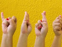 Para se comunicar utilizando Libras é necessário, além de conhecer os sinais, conhecer as estruturas gramaticais para combinar as frases e estabelecer a comunicação de forma correta (Foto: Reprodução/Internet)