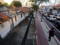 Movimentos sociais reivindicam a regulamentação da Vila Vicentina, localizada no bairro Dionísio Torres, como Zona Especial de Interesse Social (Foto: Camila de Almeida/O Povo)