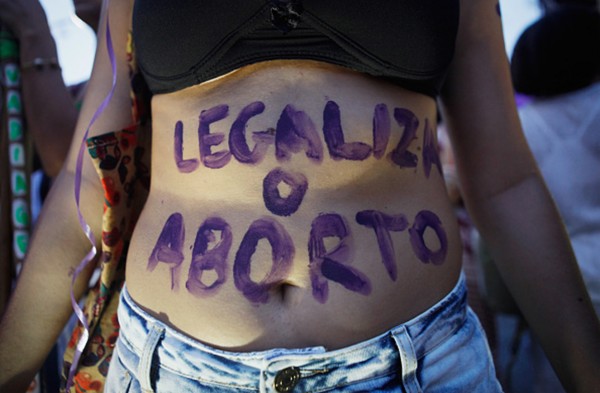 Integrantes de movimentos sociais e de direitos humanos defendem a descriminalização e legalização do aborto como saída para muito dos problemas da saúde pública (Foto: Reprodução/Internet