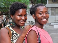 A Pró-Reitoria de Relações Internacionais promove e coordena as relações da UFC com instituições estrangeiras de educação, ciência e cultura. Na foto estão Denise Costa (Curso de Enfermagem ) e Geiza Rita (Curso de Fisioterapia) representando São Tomé e Principe na UFC (Foto: UFC/Guilherme Braga)