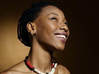 Autora, compositora, atriz e cantora, Fatoumata Diawara é considerada uma das mais importantes vozes da musica africana. Atualmente, possui 10 discos gravados (Foto: Reprodução/Internet)