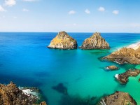 Baía dos Porcos, praia pertencente ao arquipélago de Fernando de Noronha. Em 2013 e 2014 foi eleita a praia mais bonita do litoral brasileiro pelo Guia Quatro Rodas (Foto: Eduardo Murici)