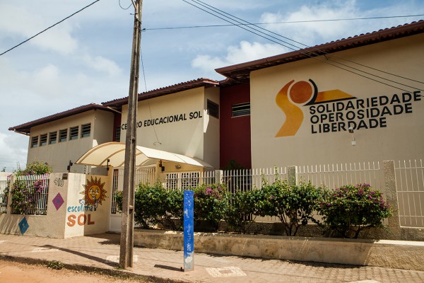 A Escolinha Sol foi criada pelo Grupo Solidariedade, Operosidade e Liberdade em 2006 e abriga crianças do bairro Caça e Pesca, em Fortaleza. Com o intuito de levar a educação a uma das comunidades mais carentes da cidade, a instituição utiliza os ideais de Paulo Freire para estimular o ensino e é reconhecida com umas das melhores e mais procuradas escolas da capital (Foto: Igor de Melo/Vós)