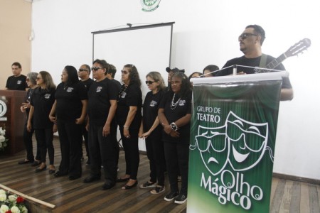 Existem algumas ações e projetos em Fortaleza que estimulam o acesso cultural de pessoas com deficiência, como o Grupo de Teatro Olho Mágico (Foto: Evilázio Bezerra/O POVO)