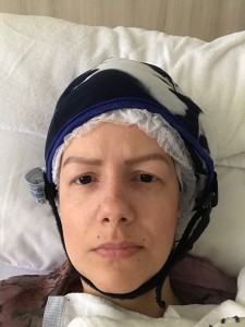 Renata Fontenele durante uma das sessões de quimioterapia, utilizando a touca térmica, ferramente que tem o objetivo de diminuir queda de cabelos em virtude da quimioterapia (Foto: Arquivo Pessoal)