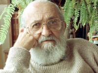 Paulo Freire é o brasileiro mais homenageado da história. Ele ganhou 29 títulos de Doutor Honoris Causa de universidades da Europa e América, além de ter recebido diversas honrarias  como o prêmio da UNESCO de Educação para a Paz em 1986 (Foto: Paulo Granchi Sobrinho/Estadão)