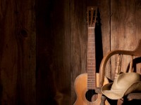 As origens da música country são a música tradicional da classe trabalhadora americana, que misturava canções populares e melodias celtas e irlandesas, baladas tradicionais inglesas, canções de cowboy e várias tradições musicais de imigrantes europeus (Foto: Reprodução/ Internet)