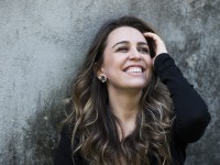 Roberta Sá é uma cantora brasileira de MPB, samba e bossa nova. Sua discografia conta com cinco álbuns (Foto: Divulgação)