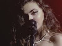Gabrielle Gomes gosta de mesclar várias sonoridades ao seu trabalho autoral. No cd  Camaleoa, a artista apostou nas influências do pop, soul e rock (Foto: Divulgação)