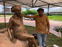 Criada pelo artista Murilo Sá Toledo, a escultura em bronze do cientista Albert Einstein já está em Sobral para o Centenário do Eclipse (Foto: Reprodução/Internet)